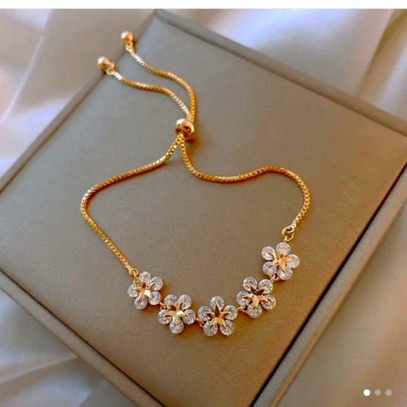 ONE PIECE ZIRCON FLORAL PULL BRACELET 5 Flower's - Picture 1 of 3